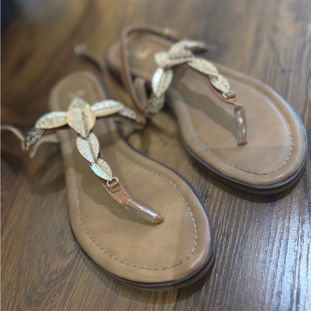 Women’s Braided Metallic Leaf Thong Sandals - Tan/Gold